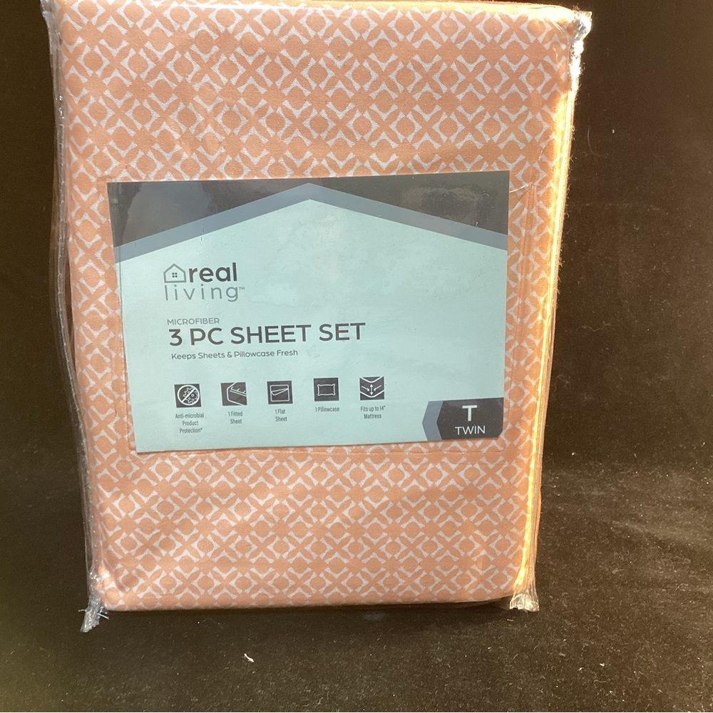 Real Living twin 3 piece sheet set, NIB, peach and white, microfiber